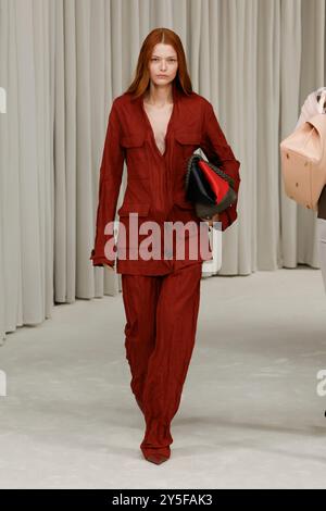 Milan, Italien. 21st Sep, 2024. FERRAGAMO Spring/Summer 2025 Runway during Milan Fashion Week on September 2024 - Milan, Italy 21/09/2024 Credit: dpa/Alamy Live News Stock Photo