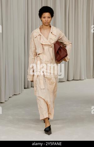 Milan, Italien. 21st Sep, 2024. FERRAGAMO Spring/Summer 2025 Runway during Milan Fashion Week on September 2024 - Milan, Italy 21/09/2024 Credit: dpa/Alamy Live News Stock Photo