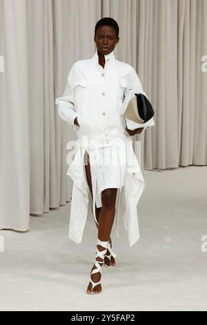 Milan, Italien. 21st Sep, 2024. FERRAGAMO Spring/Summer 2025 Runway during Milan Fashion Week on September 2024 - Milan, Italy 21/09/2024 Credit: dpa/Alamy Live News Stock Photo