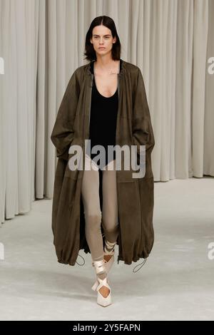 Milan, Italien. 21st Sep, 2024. FERRAGAMO Spring/Summer 2025 Runway during Milan Fashion Week on September 2024 - Milan, Italy 21/09/2024 Credit: dpa/Alamy Live News Stock Photo