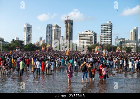 Mumbai, India - 17 September 2024 A large sized Ganapati or Ganesha idol is brought to the seashore for immersion at Girgaon Chowpatty mumbai Maharash Stock Photo