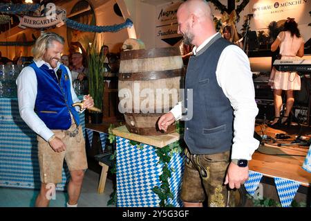 Paul Janke und Björn Schwarz beim Wiesn-Anstich zum Oktoberfest 2024 im Hofbräu Berlin. Berlin, 21.09.2024 *** Paul Janke and Björn Schwarz at the Oktoberfest 2024 tapping ceremony at Hofbräu Berlin Berlin, 21 09 2024 Foto:xN.xKubelkax/xFuturexImagex fassanstich 4928 Stock Photo