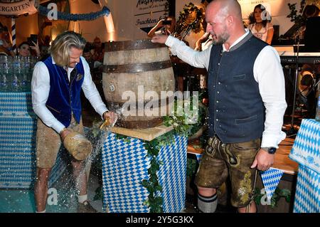 Paul Janke und Björn Schwarz beim Wiesn-Anstich zum Oktoberfest 2024 im Hofbräu Berlin. Berlin, 21.09.2024 *** Paul Janke and Björn Schwarz at the Oktoberfest 2024 tapping ceremony at Hofbräu Berlin Berlin, 21 09 2024 Foto:xN.xKubelkax/xFuturexImagex fassanstich 4937 Stock Photo