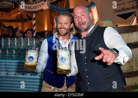 Paul Janke und Björn Schwarz beim Wiesn-Anstich zum Oktoberfest 2024 im Hofbräu Berlin. Berlin, 21.09.2024 *** Paul Janke and Björn Schwarz at the Oktoberfest 2024 tapping ceremony at Hofbräu Berlin Berlin, 21 09 2024 Foto:xN.xKubelkax/xFuturexImagex fassanstich 4944 Stock Photo