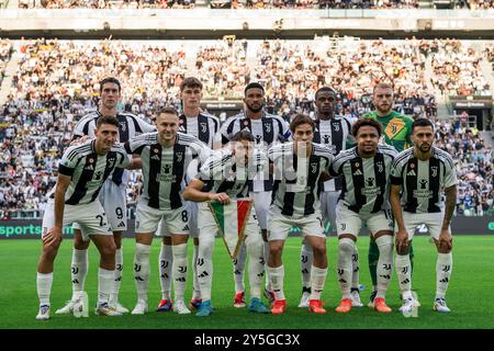 Turin, Italy. 21 September 2024. Players of Juventus FC pose for a team photo prior to the Serie A football match between Juventus FC and SSC Napoli. Credit: Nicolò Campo/Alamy Live News Stock Photo