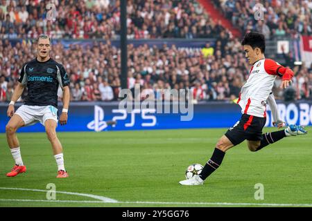 19.09.2024, Fussball: UEFA Champions League, Saison 2024/2025, Spieltag 1, Feyenoord Rotterdam - Bayer 04 Leverkusen im Stadio De Kuip in Rotterdam. In Beom Hwang (Feyenoord Rotterdam, #04) setzt zum Schuss an. Florian Wirtz (Bayer 04 Leverkusen, #10) kann nur zusehen. Foto: Kirchner-Media/TH Stock Photo