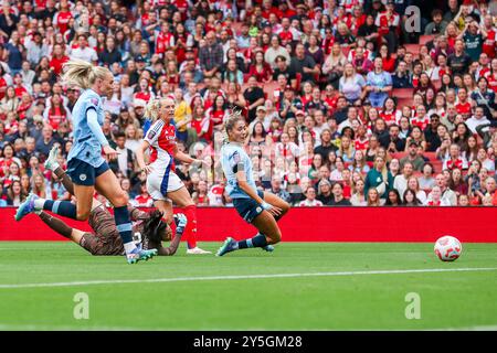 London, UK. 22nd Sep, 2024. Amanda Ilestedt of Arsenal shoots during the The FA Women's Super League match Arsenal Women vs Manchester City Women at Emirates Stadium, London, United Kingdom, 22nd September 2024 (Photo by Izzy Poles/News Images) in London, United Kingdom on 9/22/2024. (Photo by Izzy Poles/News Images/Sipa USA) Credit: Sipa USA/Alamy Live News Stock Photo