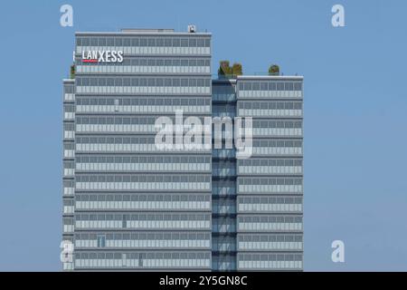 Hauptverwaltung der LANXESS AG in Köln-Deutz. Der Konzern für Spezialchemie entstand 2004 durch die Ausgliederung aus der Bayer AG. Die Aktien der Lanxess AG sind im MDAX gelistet. Das Bürohochhaus heisst seit dem Einzug Lanxess Tower und entspricht dem dem Deutschen Gütesiegel Nachhaltiges Bauen DGNB Standard Gold. *** LANXESS AG headquarters in Cologne-Deutz. The specialty chemicals group was created in 2004 through the spin-off from Bayer AG. The shares of Lanxess AG are listed in the MDAX. The office tower has been called Lanxess Tower since the move-in and complies with the German Sustain Stock Photo