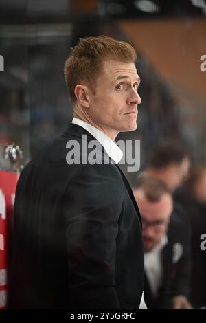 Alexander Sulzer (Headcoach Pinguins Bremerhaven)  Schwenninger Wild Wings gegen Pinguins Bremerhaven, Eishockey, DEL, Spieltag 1, Saison 2024/2025, 22.09.2024  Foto: Eibner-Pressefoto/Sven Laegler Stock Photo