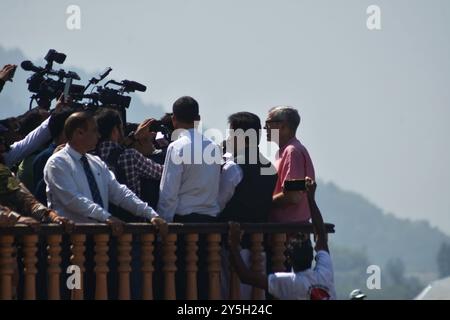 Srinagar, India. 22nd Sep, 2024. Former chief minister of Jammu and Kashmir and the leader of Jammu and Kashmir National Conference (JKNC) Omar Abdullah, talking with media persons during an election rally at Dal Lake in Srinagar, Indian controlled Kashmir, Sunday, Sept. 22, 2024. (Photo by Mubashir Hassan/Pacific Press) Credit: Pacific Press Media Production Corp./Alamy Live News Stock Photo