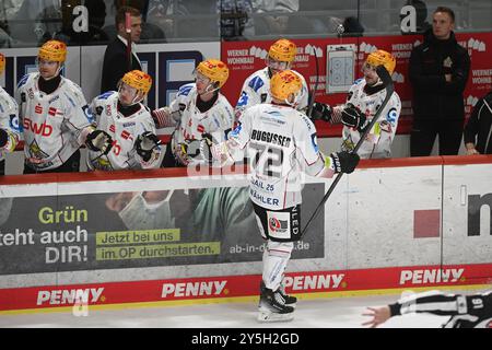 Phillip Bruggisser (Pinguins Bremerhaven #72)  Schwenninger Wild Wings gegen Pinguins Bremerhaven, Eishockey, DEL, Spieltag 1, Saison 2024/2025, 22.09.2024  Foto: Eibner-Pressefoto/Sven Laegler Stock Photo