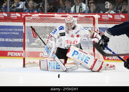 Maximilian Franzreb (Pinguins Bremerhaven #56)  Schwenninger Wild Wings gegen Pinguins Bremerhaven, Eishockey, DEL, Spieltag 1, Saison 2024/2025, 22.09.2024  Foto: Eibner-Pressefoto/Sven Laegler Stock Photo