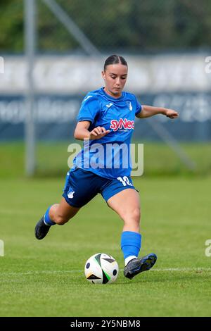 St. Leon Rot, Deutschland. 22nd Sep, 2024. Sara Sahiti (TSG II, 10), am Ball, Freisteller, Ganzkörper, Einzelbild, Einzelfoto, Aktion, Action, 22.09.2024, St. Leon-Rot (Deutschland), Fussball, Regionalliga Süd, TSG 1899 Hoffenheim U20 - VfB Stuttgart, 22.09.2024, St. Leon-Rot (Deutschland), Fussball, Regionalliga Süd, TSG 1899 Hoffenheim U20 - VfB Stuttgart, DFB/DFL REGULATIONS PROHIBIT ANY USE OF PHOTOGRAPHS AS IMAGE SEQUENCES AND/OR QUASI-VIDEO. Credit: dpa/Alamy Live News Stock Photo