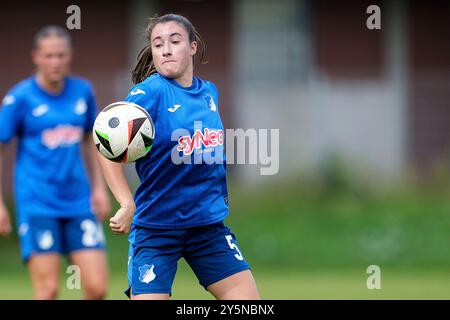 St. Leon Rot, Deutschland. 22nd Sep, 2024. Janna Grimm (TSG II, 5), am Ball, Einzelbild, Einzelfoto, Aktion, Action, 22.09.2024, St. Leon-Rot (Deutschland), Fussball, Regionalliga Süd, TSG 1899 Hoffenheim U20 - VfB Stuttgart, 22.09.2024, St. Leon-Rot (Deutschland), Fussball, Regionalliga Süd, TSG 1899 Hoffenheim U20 - VfB Stuttgart, DFB/DFL REGULATIONS PROHIBIT ANY USE OF PHOTOGRAPHS AS IMAGE SEQUENCES AND/OR QUASI-VIDEO. Credit: dpa/Alamy Live News Stock Photo