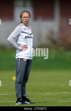 St. Leon Rot, Deutschland. 22nd Sep, 2024. Theresa Panfil (Co-Trainerin, VfB Stuttgart), Freisteller, Ganzkörper, Einzelbild, Einzelfoto, Aktion, Action, 22.09.2024, St. Leon-Rot (Deutschland), Fussball, Regionalliga Süd, TSG 1899 Hoffenheim U20 - VfB Stuttgart, 22.09.2024, St. Leon-Rot (Deutschland), Fussball, Regionalliga Süd, TSG 1899 Hoffenheim U20 - VfB Stuttgart, DFB/DFL REGULATIONS PROHIBIT ANY USE OF PHOTOGRAPHS AS IMAGE SEQUENCES AND/OR QUASI-VIDEO. Credit: dpa/Alamy Live News Stock Photo