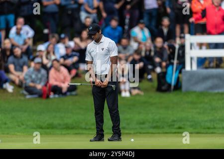 Aaron Rai of England lines up his putt on the 9th hole during the Bmw Pga Championship 2025 Wentworth