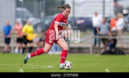 St. Leon Rot, Deutschland. 22nd Sep, 2024. Jana Spengler (VfB, 18), am Ball, Freisteller, Ganzkörper, Einzelbild, Einzelfoto, Aktion, Action, 22.09.2024, St. Leon-Rot (Deutschland), Fussball, Regionalliga Süd, TSG 1899 Hoffenheim U20 - VfB Stuttgart, 22.09.2024, St. Leon-Rot (Deutschland), Fussball, Regionalliga Süd, TSG 1899 Hoffenheim U20 - VfB Stuttgart, DFB/DFL REGULATIONS PROHIBIT ANY USE OF PHOTOGRAPHS AS IMAGE SEQUENCES AND/OR QUASI-VIDEO. Credit: dpa/Alamy Live News Stock Photo