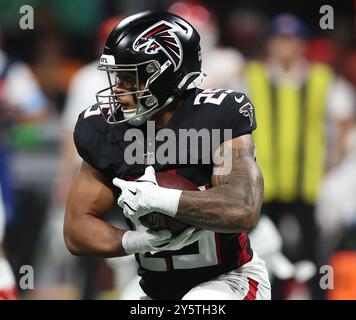 Atlanta Falcons running back Tyler Allgeier (25) runs with the ball ...