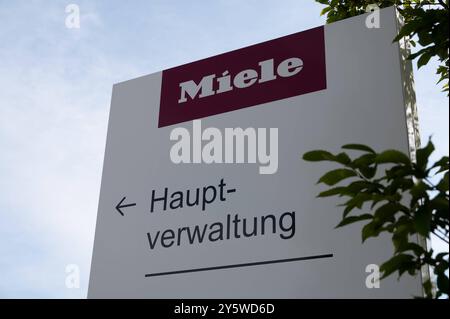 Die Miele Hauptverwaltung, Aussenansicht des MIELE Werks in Guetersloh, am Hauptsitz des Unternehmens sind 2000 Mitarbeiter mit der Entwicklung und Produktion von Waschmaschinen und Waeschetrocknen und Bauteile und Komponenten fuer andere Miele-Werke beschaeftigt, Firmenlogo, allgemein, feature, Randmotiv, Symbolfoto am 22.09.2024 in Guetersloh/ Deutschland. *** The Miele headquarters, exterior view of the MIELE plant in Guetersloh, at the companys headquarters 2000 employees are engaged in the development and production of washing machines and tumble dryers and parts and components for other Stock Photo