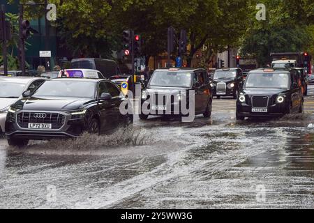 London, England, UK. 23rd Sep, 2024. Cars splash through a waterlogged Euston Road as flood warnings are issued in England and Wales amidst heavy rain. (Credit Image: © Vuk Valcic/ZUMA Press Wire) EDITORIAL USAGE ONLY! Not for Commercial USAGE! Stock Photo