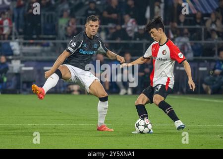 19.09.2024, Fussball: UEFA Champions League, Saison 2024/2025, Spieltag 1, Feyenoord Rotterdam - Bayer 04 Leverkusen im Stadio De Kuip in Rotterdam. Zweikampf zwischen Granit Xhaka (Bayer 04 Leverkusen, #34) und In Beom Hwang (Feyenoord Rotterdam, #04). Foto: Kirchner-Media/TH Stock Photo