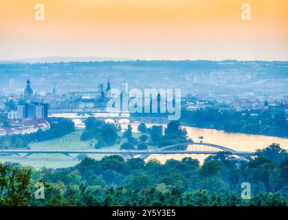 Hochwasser in Dresden Blick am Abend des 17.09.2024 auf die Altstadt von Dresden mit der Waldschlösschenbrücke vorn der Albertbrücke und der eingestürzten Carolabrücke hinten Hochwasser der Elbe bei circa 6 Meter am 17.09.2024 *** Flood in Dresden View on the evening of 17 09 2024 of the old town of Dresden with the Waldschlösschenbrücke in front of the Albertbrücke and the collapsed Carolabrücke behind Flood of the Elbe at about 6 meters on 17 09 2024 Stock Photo