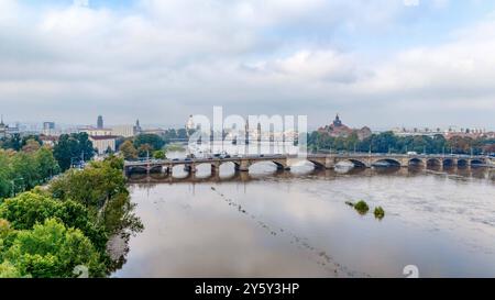 Hochwasser in Dresden Blick am Morgen des 17.09.2024 auf die Altstadt von Dresden mit der Albertbrücke vorn und der eingestürzten Carolabrücke hinten Hochwasser der Elbe bei circa 6 Meter am 17.09.2024 *** Flood in Dresden View on the morning of 17 09 2024 of the old town of Dresden with the Albert Bridge in front and the collapsed Carola Bridge behind Flood of the Elbe at about 6 meters on 17 09 2024 Stock Photo