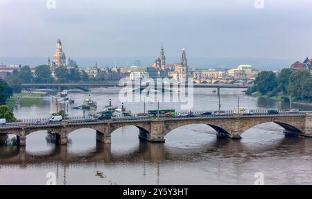 Hochwasser in Dresden Blick am Morgen des 17.09.2024 auf die Altstadt von Dresden mit der Albertbrücke vorn und der eingestürzten Carolabrücke hinten Hochwasser der Elbe bei circa 6 Meter am 17.09.2024 *** Flood in Dresden View on the morning of 17 09 2024 of the old town of Dresden with the Albert Bridge in front and the collapsed Carola Bridge behind Flood of the Elbe at about 6 meters on 17 09 2024 Stock Photo