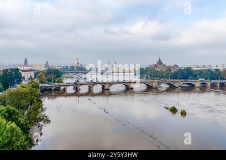 Hochwasser in Dresden Blick am Morgen des 17.09.2024 auf die Altstadt von Dresden mit der Albertbrücke vorn und der eingestürzten Carolabrücke hinten Hochwasser der Elbe bei circa 6 Meter am 17.09.2024 *** Flood in Dresden View on the morning of 17 09 2024 of the old town of Dresden with the Albert Bridge in front and the collapsed Carola Bridge behind Flood of the Elbe at about 6 meters on 17 09 2024 Stock Photo