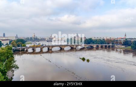 Hochwasser in Dresden Blick am Morgen des 17.09.2024 auf die Altstadt von Dresden mit der Albertbrücke vorn und der eingestürzten Carolabrücke hinten Hochwasser der Elbe bei circa 6 Meter am 17.09.2024 *** Flood in Dresden View on the morning of 17 09 2024 of the old town of Dresden with the Albert Bridge in front and the collapsed Carola Bridge behind Flood of the Elbe at about 6 meters on 17 09 2024 Stock Photo