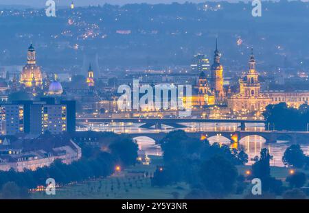 Hochwasser in Dresden Blick am Abend des 17.09.2024 auf die Altstadt von Dresden mit der Waldschlösschenbrücke vorn der Albertbrücke und der eingestürzten Carolabrücke hinten Hochwasser der Elbe bei circa 6 Meter am 17.09.2024 *** Flood in Dresden View on the evening of 17 09 2024 of the old town of Dresden with the Waldschlösschenbrücke in front of the Albertbrücke and the collapsed Carolabrücke behind Flood of the Elbe at about 6 meters on 17 09 2024 Stock Photo