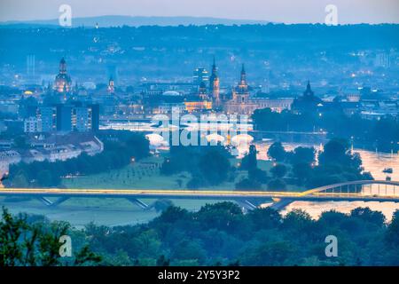 Hochwasser in Dresden Blick am Abend des 17.09.2024 auf die Altstadt von Dresden mit der Waldschlösschenbrücke vorn der Albertbrücke und der eingestürzten Carolabrücke hinten Hochwasser der Elbe bei circa 6 Meter am 17.09.2024 *** Flood in Dresden View on the evening of 17 09 2024 of the old town of Dresden with the Waldschlösschenbrücke in front of the Albertbrücke and the collapsed Carolabrücke behind Flood of the Elbe at about 6 meters on 17 09 2024 Stock Photo