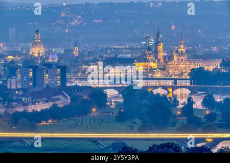 Hochwasser in Dresden Blick am Abend des 17.09.2024 auf die Altstadt von Dresden mit der Waldschlösschenbrücke vorn der Albertbrücke und der eingestürzten Carolabrücke hinten Hochwasser der Elbe bei circa 6 Meter am 17.09.2024 *** Flood in Dresden View on the evening of 17 09 2024 of the old town of Dresden with the Waldschlösschenbrücke in front of the Albertbrücke and the collapsed Carolabrücke behind Flood of the Elbe at about 6 meters on 17 09 2024 Stock Photo