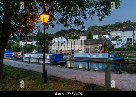 The Leeds & Liverpool Canal at the top of Five Rise Locks in Bingley, Yorkshire in evening light. The Five Rise Cafe is in the background. Stock Photo