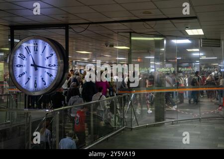 The Spanish government wants to address the ongoing delays in the commuter rail network of Spanish railways, managed by the public companies Renfe and Adif. The network, which has become unreliable due to the continuous delays, aims to modernize and invest more money. El gobierno espa&#xf1;ol quiere poner manos a la obra ante los continuos retrasos en la red de cercan&#xed;as de los ferrocarriles espa&#xf1;oles, gestionados por las empresas p&#xfa;blicas Renfe y Adif. La red, que se ha vuelto poco fiable por los continuos retrasos que acumula, pretende modernizarse e invertir más dinero. Stock Photo