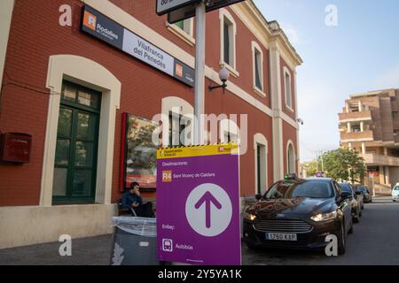 The Spanish government wants to address the ongoing delays in the commuter rail network of Spanish railways, managed by the public companies Renfe and Adif. The network, which has become unreliable due to the continuous delays, aims to modernize and invest more money. El gobierno espa&#xf1;ol quiere poner manos a la obra ante los continuos retrasos en la red de cercan&#xed;as de los ferrocarriles espa&#xf1;oles, gestionados por las empresas p&#xfa;blicas Renfe y Adif. La red, que se ha vuelto poco fiable por los continuos retrasos que acumula, pretende modernizarse e invertir más dinero. Stock Photo