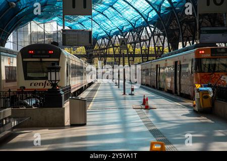 The Spanish government wants to address the ongoing delays in the commuter rail network of Spanish railways, managed by the public companies Renfe and Adif. The network, which has become unreliable due to the continuous delays, aims to modernize and invest more money. El gobierno espa&#xf1;ol quiere poner manos a la obra ante los continuos retrasos en la red de cercan&#xed;as de los ferrocarriles espa&#xf1;oles, gestionados por las empresas p&#xfa;blicas Renfe y Adif. La red, que se ha vuelto poco fiable por los continuos retrasos que acumula, pretende modernizarse e invertir más dinero. Stock Photo