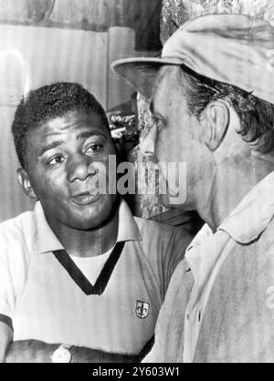 BOXING XHAMPION FLOYD PATTERSON CHATS WITH EMERICAN SINGER FRANK SINATRA IN FLORIDA 9 MARCH 1961 Stock Photo