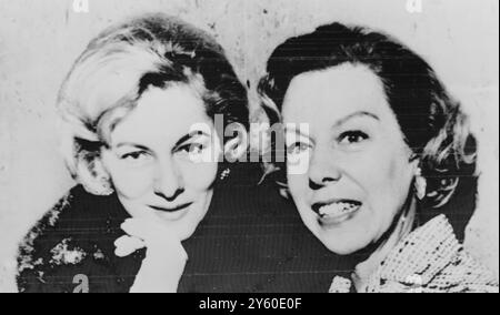 BRITISH SCREEN ACTRESS  JOAN  FONTAINE WITH HER WITNESS SIMONE GARDNER - DIVORCING 4 JANUARY 1961 Stock Photo