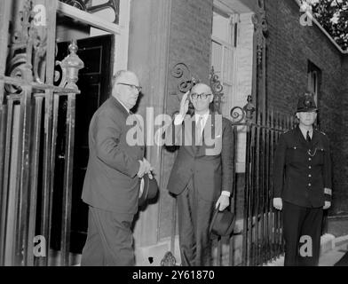 BRITISH PRIME MINISTER HAROLD MACMILLAN WITH ARGENTINIAN PRESIDENT ARTURO FRONDIZI AT DOWNING STREET NO 10 /   5 JULY 1960 Stock Photo