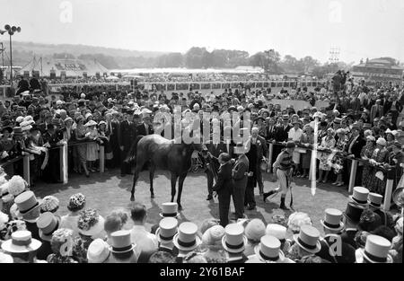 EPSON DERBY HORSE RACING WINNER MURLESS LESTER PIGGOTT VICTOR SASSOON /  2 JUNE 1960 Stock Photo