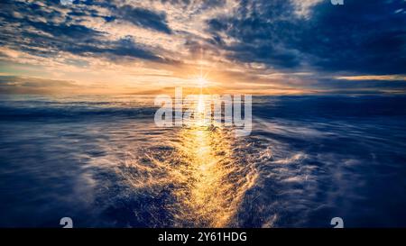 long pause shot at sunset on a Mediterranean beach, water movement, golden hour and landscape inspiring tranquility and fullness Stock Photo