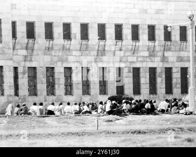 LAW & ORDER RELATIVES OF MEN IN PRISON IN PRESENT STATE OF EMERGENCY - PORT ELIZABETH, SOUTH AFRICA  9 APRIL 1960 Stock Photo