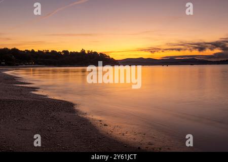 long pause shot at sunset on a Mediterranean beach, water movement, golden hour and landscape inspiring tranquility and fullness Stock Photo