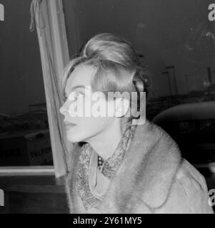 ACTRESS LESLIE CARON AT LONDON AIRPORT 18 MARCH 1960 Stock Photo