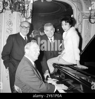 OSCAR HAMMERSTEIN WITH RICHARD RODGERS AND OTHERS FLOWER DRUM SONG /  8 MARCH 1960 Stock Photo