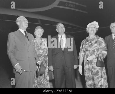 BRITISH PRIME MINSTER HAROLD MACMILLAN AND HIS WIFE LADY DOROTHY WITH SIR ROY WELENSKY GOVERNOR OF RHODESIA AND HIS WIFE IN SALISBURY RHODESIA 18 JANUARY 1960 Stock Photo