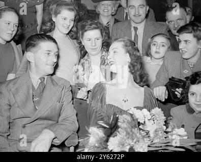 The Casino Theatre, London, was booked in its entirety this evening by J Arthur Rank star Patricia Roc (surrounded by her fans), who invited an audience of her fans from all over London to see the pantomime 'Cinderella', starring Arthur Askey. 2 February 1948 Stock Photo