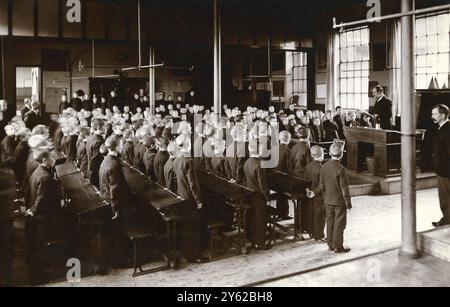 ARCHIVE BOX 2 ARC 0028   D108   B16 ?  Reference: 001330  BOYS IN CLASSROOM FROM LEOPOLD HOUSE              C 1910    CLASSROOM AT GVH WAS OPERATING FROM 1890'S  TEACHER SPEAKING TO CLASS , WHO STAND BEHIND THEIR DESKS . Stock Photo