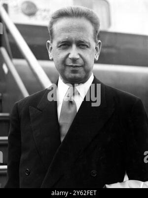 Dag Hammarskjold  , Secretary-General of the United nations on his way to Stockholm for a visit . 4 June 1953 Stock Photo